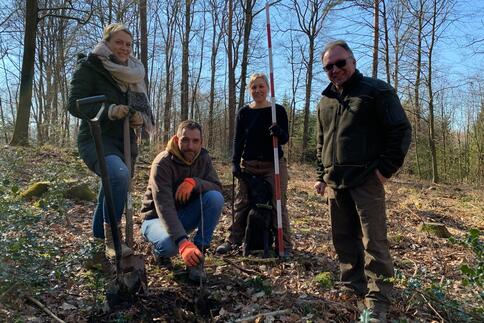 Caroline Simons, (v.l.), Falk Terlinden, Nadine Goltz von der Lebenshilfe Bildung NRW gGmbH pflanzten unter Anleitung Förster Tobias Scherzinger in einem Wald bei Ruppichteroth Kastanien für den Klimaschutz.